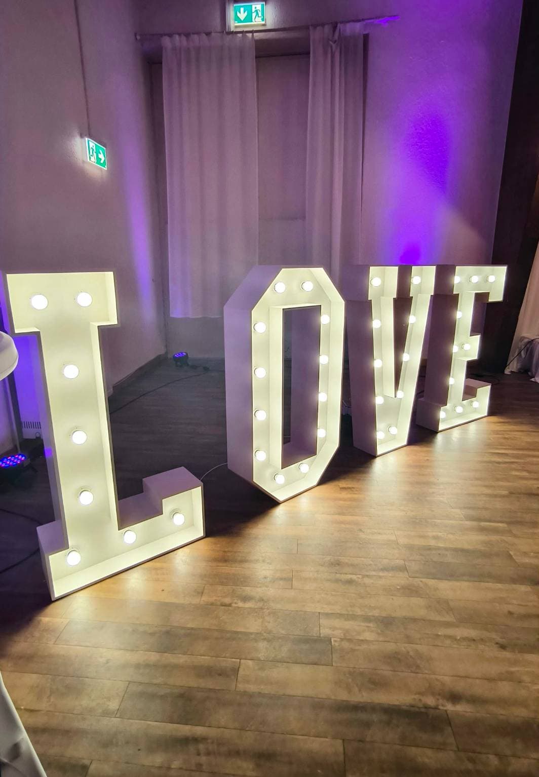 XXL Love Leuchtbuchstaben 